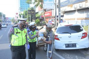 Operasi Patuh Krakatau, Sat.Lantas Polresta Bagikan Masker dan Tali Asih pada Dhuafa