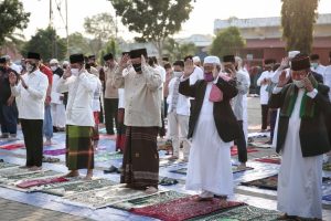 Gubernur dan Keluarga Sholat Idul Adha di PKOR Way Halim, Serahkan Kurban 2 Ekor Sapi