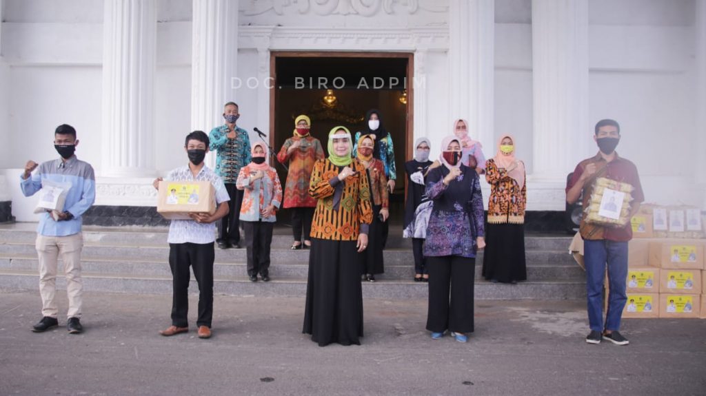 Jumat Barokah, Riana Sari Bagi Sembako pada Korban Napza