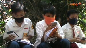 Demi WiFi Gratis, Sekelompok Siswa Terpaksa Belajar Dekat Tumpukan Sampah