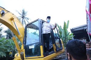 Serahkan Bantuan Excavator dan Mesin Pakan Ikan, ini Pesan Bupati pada Pokdadan Palas