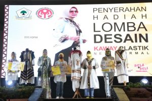 Penyerahan Penghargaan Lomba Desain Kaway Plastik 2020, Arinal Apresiasi IIPG dan Dekranasda