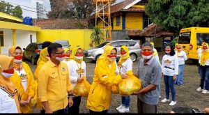 HUT RI ke-75, Perempuan Golkar Berbagi Sembako