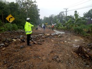 Banjir dan Longsor Semaka, Hanya Kendaraan Kecil yang Dibolehkan Lewat