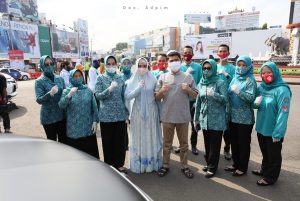 Dengan Ustad Solmed dan April Jasmine, Riana serta Dinas Kesehatan Bagikan Masker di Tugu Adipura