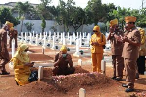 Peringati Hari Veteran Nasional, LVRI Lampung Tabur Bunga di Makam Pahlawan