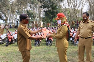 Realisasikan Program BMW, Bupati Tulang Bawang Serahkan Bantuan 147 Sepeda Motor Untuk Kadus