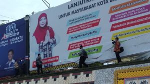 Bawaslu-Satpol PP Bandarlampung Copot Paksa APK Calon Walikota