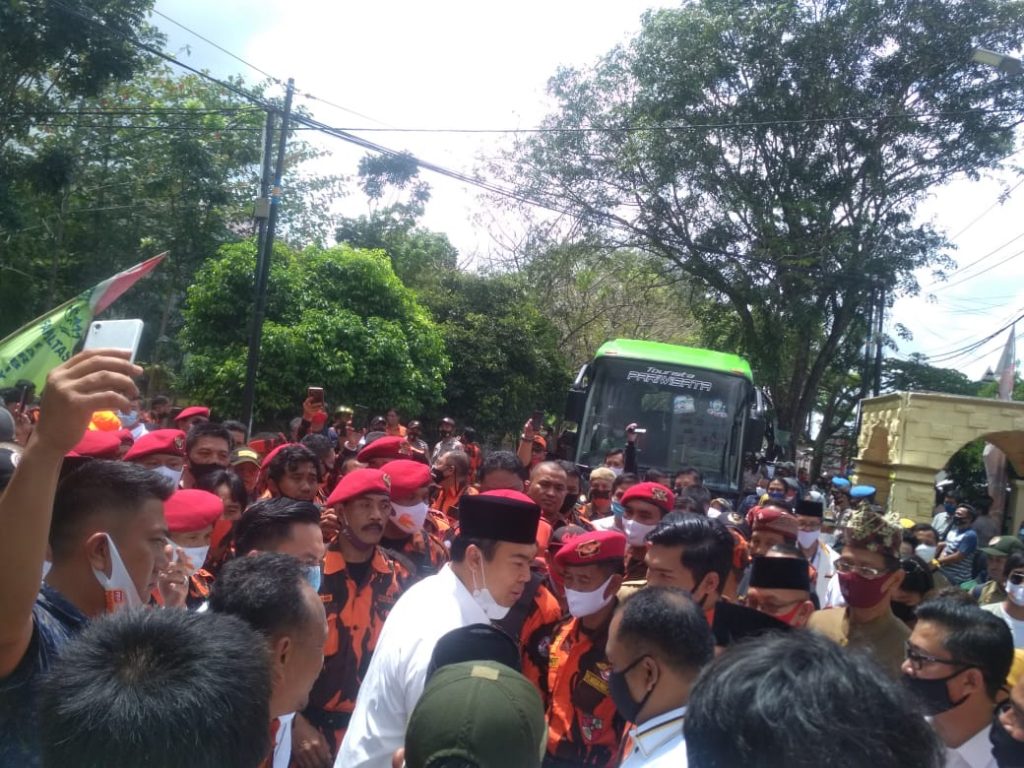 Diiringi Pendukung dan Parpol, Rycko-Johan Bacalonkada Pertama yang Daftar KPU