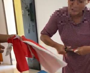 Viral, Emak-emak Gunting Bendera Merah Putih di Tik-Tok