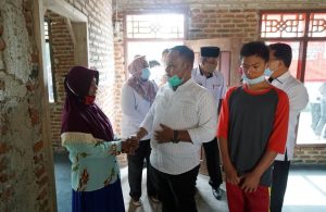 Program Swadaya Pejabat Lamsel Bantu Rehab Rumah Warga yang Tertimpa Pohon