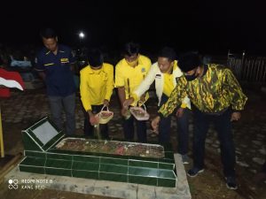 HUT ke-56 Golkar, DPD II Pringsewu Ziarah ke Makam Pahlawan