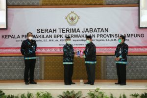 Kepala BPK Perwakilan Lampung Hari Wiwoho Serahkan Jabatan kepada Andri Yogama