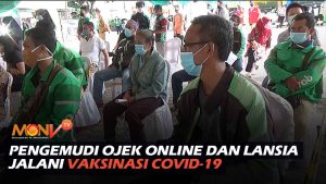 Pengemudi Ojek Online dan Lansia Jalani Vaksinasi Covid-19