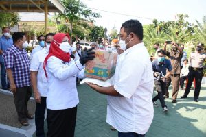 Pemkot Salurkan Seribu Paket Sembako untuk Warga Terdampak Covid-19