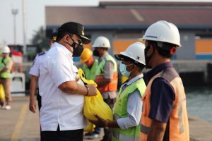 Gubernur Serahkan Bantuan untuk Pekerja Bongkar Muat dan Nelayan