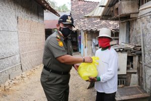 Gubernur Salurkan Bantuan Door to Door