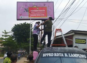 Pemkot Segel 10 Reklame di Bandarlampung