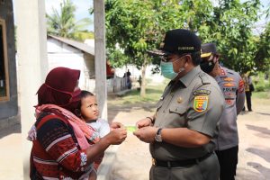 Gubernur Lampung Turun Langsung Bagikan Sembako di Tulangbawang Barat