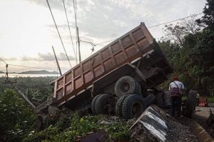 Tanjakan Tarahan Kembali Makan Korban, Truk Nyaris Labas Ke Jurang