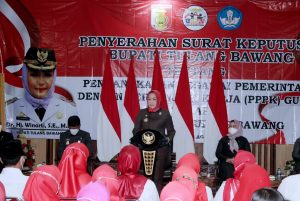 Bupati Winarti serahkan 292 SK Tenaga Didik P3K SD dan SMP seKabupaten Tulang Bawang