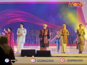 Ketua Dekranasda Provinsi Lampung Mendapat Kehormatan Tampilkan Tapis Pada Fashion Show Dalam Rangka HUT Dekranas ke-43