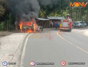 Konslet pada sistem kelistrikan. Mobil Grand livini terbakar