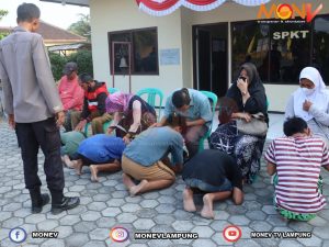 Enam Remaja Sujud ke orang tua setelah diamankan Polisi