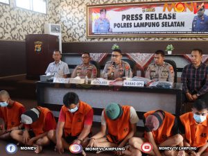 Empat pelaku pengeroyokan hingga meninggal dunia, di tangkap Polres Lampung Selatan.