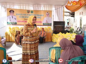 Ketua Umum LKKS Provinsi Lampung Menyerahkan Bantuan Sosial Kepada Warga Masyarakat Desa Pemanggilan Lampung Selatan