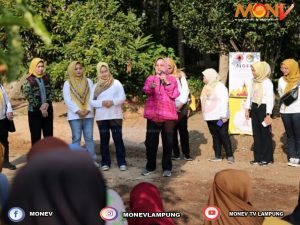 Ibu Riana Sari Arinal Beri Bantuan Sembako Program Siger kepada Warga Suka Harum Batu Putuk