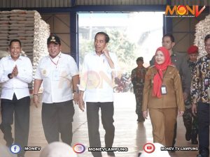 Walikota Eva Dwiana Dampingi Presiden Jokowi Serahkan Bantuan Pangan Bagi Masyarakat Bandar Lampung