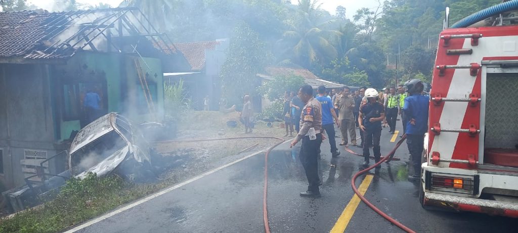 Respon Cepat Aparat Padamkan Api Kebakaran Akibat Mobil Tabrak Pertamini di Pesibar