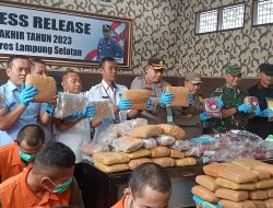 Kepolisian Resor (Polres) Lampung Selatan menyelenggarakan Press Release Akhir Tahun 2023 di Aula Gedung Wicaksana Laghawa, Polres Lampung Selatan, pada Rabu (27/12/2023).