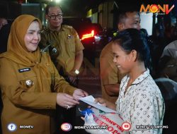 Tengah Penanganan Banjir, Eva Salurkan Bantuan Beras Dari Presiden Jokowi