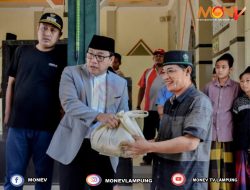 Walikota Metro Serahkan Langsung Bantuan Bagi Warga Terkena Bencana Puting Beliung