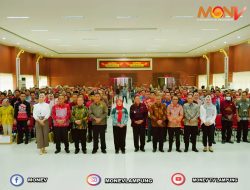 Pemkot Bandar Lampung Melalui DWP Bagikan Paket Sembako Golongan 1 Kepada Petugas Kebersihan