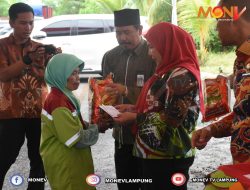 Petugas Kebersihan di Bandar Lampung Terima Bantuan Beras