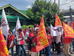 Massa Demo di Disnaker Lampung, Buntut Kecelakaan Kerja di Tungku Peleburan Besi