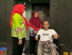 Walikota Eva Dwiana Bagikan 14 Kursi Roda ke Warga Disabilitas