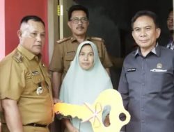 Anggota DPRD Lamsel Hadiri Program Bedah Rumah